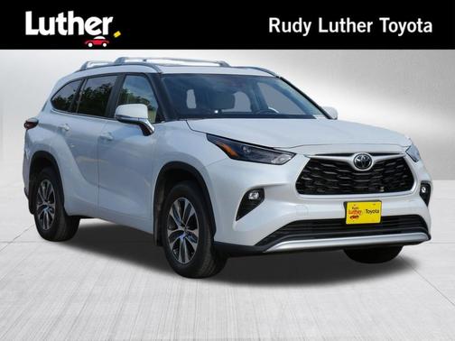 Wind Chill Pearl 2023 Toyota Highlander XLE
