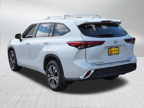 Wind Chill Pearl 2023 Toyota Highlander XLE