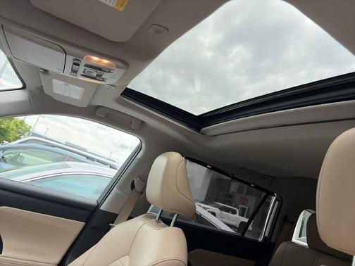 Wind Chill Pearl 2023 Toyota Highlander XLE
