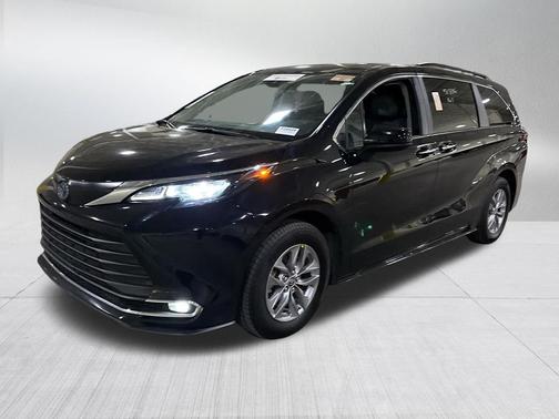 Midnight Black Metallic 2024 Toyota Sienna XLE