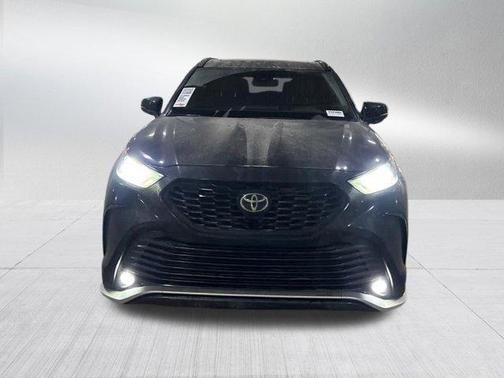 Midnight Black Metallic 2025 Toyota Highlander XSE