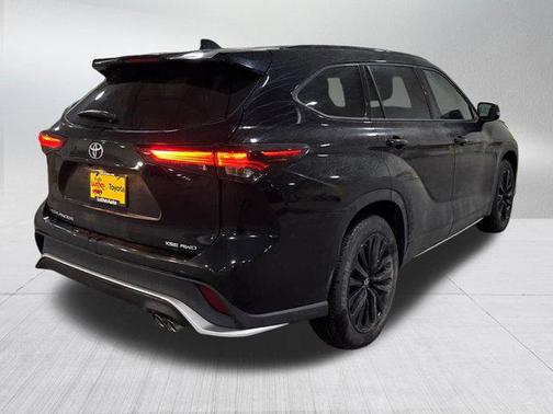 Midnight Black Metallic 2025 Toyota Highlander XSE