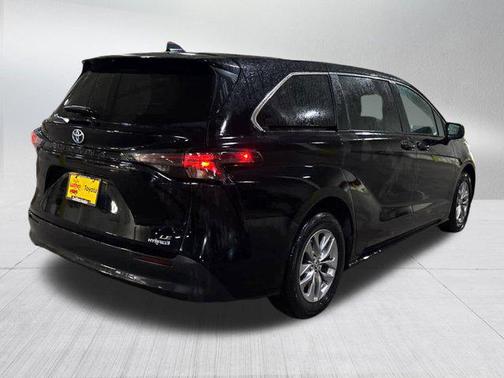 2024 Toyota Sienna LE