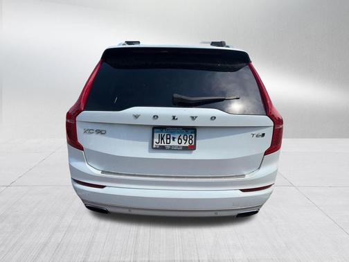 Crystal White Pearl Metallic 2017 Volvo XC90 T6 Momentum