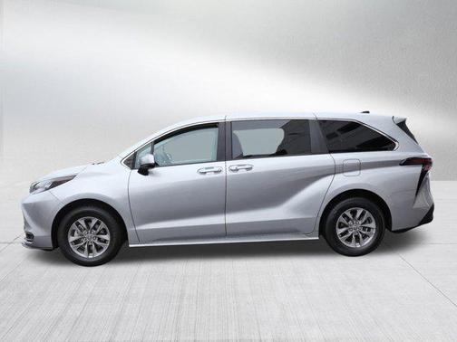 2024 Toyota Sienna LE