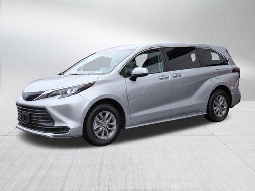 2024 Toyota Sienna LE