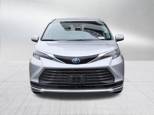 2024 Toyota Sienna LE