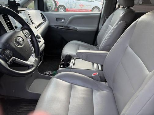 Midnight Black Metallic 2017 Toyota Sienna XLE