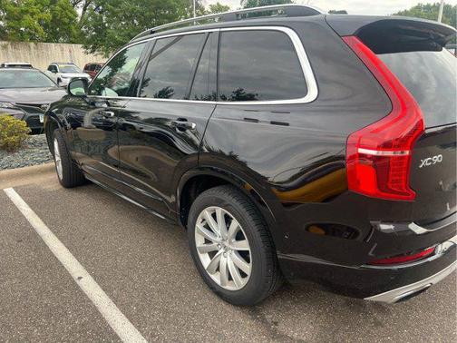 2016 Volvo XC90 T6 Momentum