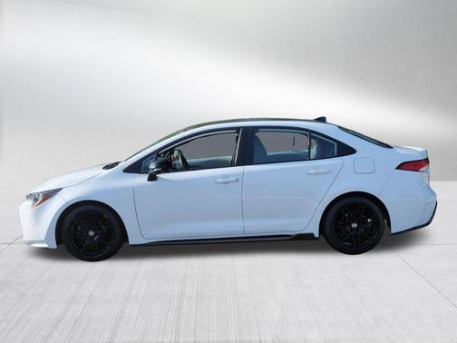 White w/Black Sand Pearl Roof 2022 Toyota Corolla SE