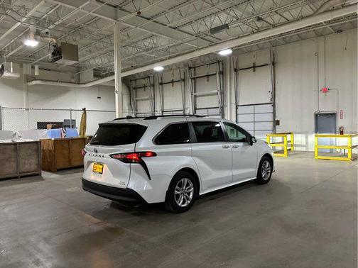 2022 Toyota Sienna XLE 7 Passenger