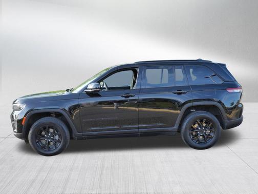 Diamond Black Crystal Pearlcoat 2025 Jeep Grand Cherokee Altitude