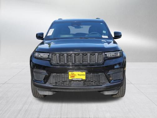 Diamond Black Crystal Pearlcoat 2025 Jeep Grand Cherokee Altitude