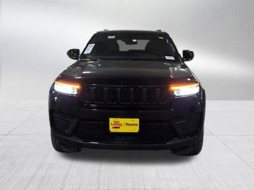 Diamond Black Crystal Pearlcoat 2025 Jeep Grand Cherokee Altitude