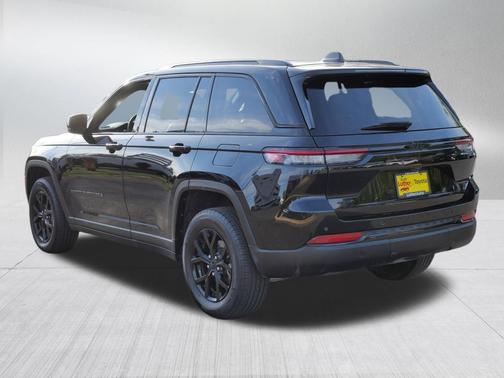 Diamond Black Crystal Pearlcoat 2025 Jeep Grand Cherokee Altitude