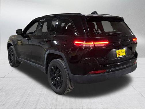 Diamond Black Crystal Pearlcoat 2025 Jeep Grand Cherokee Altitude