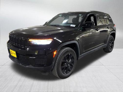 Diamond Black Crystal Pearlcoat 2025 Jeep Grand Cherokee Altitude