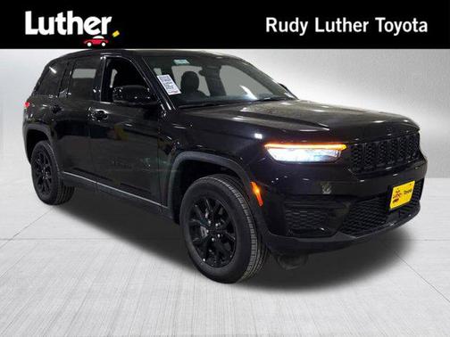 Diamond Black Crystal Pearlcoat 2025 Jeep Grand Cherokee Altitude