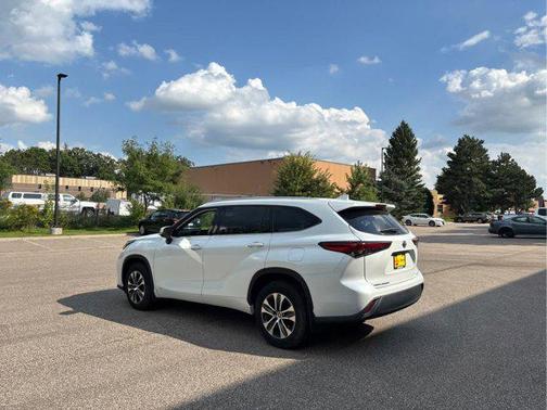 2022 Toyota Highlander Hybrid XLE