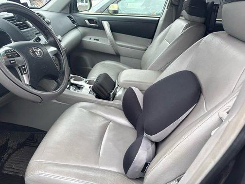 2012 Toyota Highlander SE