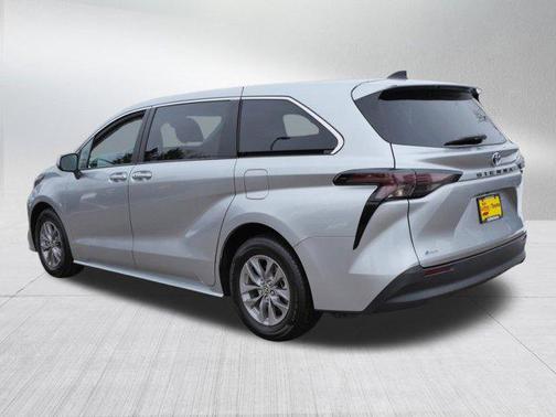 2025 Toyota Sienna LE