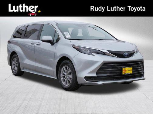 2025 Toyota Sienna LE