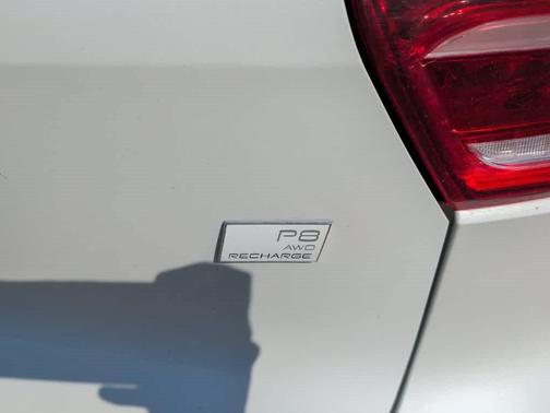 Crystal White Metallic 2021 Volvo XC40 Recharge Pure Electric P8