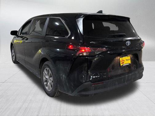 2025 Toyota Sienna LE