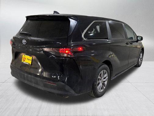 2025 Toyota Sienna LE