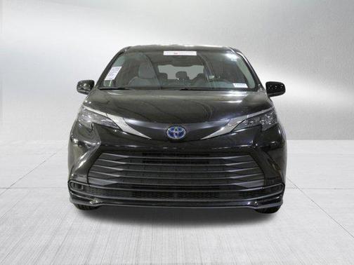 2025 Toyota Sienna LE