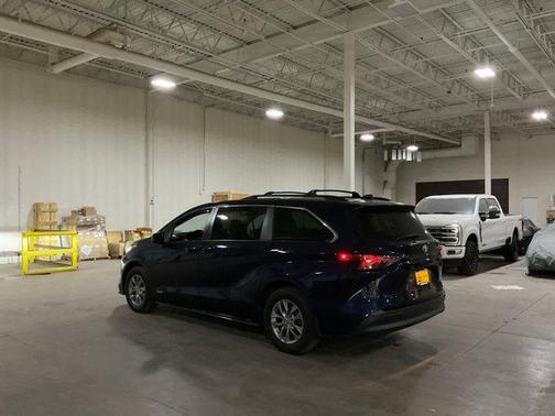 2021 Toyota Sienna LE