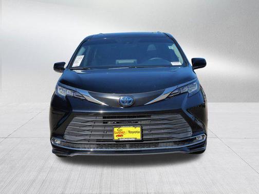 2023 Toyota Sienna XLE 8 Passenger