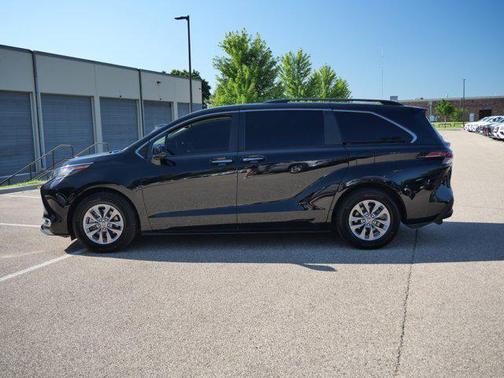 2023 Toyota Sienna XLE 8 Passenger