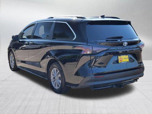 2023 Toyota Sienna XLE 8 Passenger