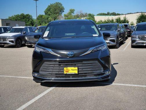 2023 Toyota Sienna XLE 8 Passenger