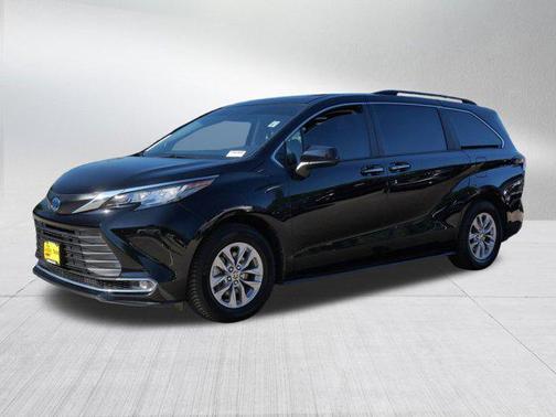 2023 Toyota Sienna XLE 8 Passenger