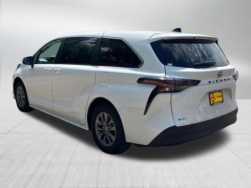 Ice Cap 2026 Toyota Sienna LE