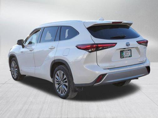 2021 Toyota Highlander Hybrid Platinum