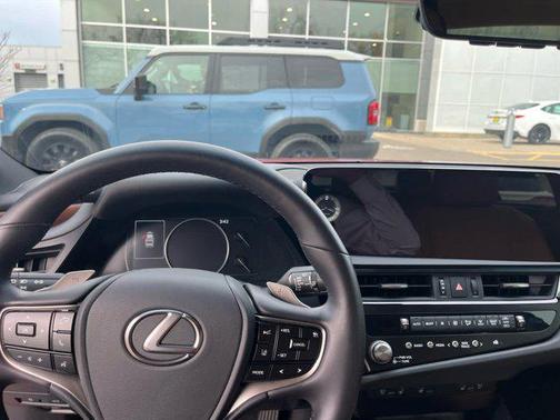 2025 Lexus ES 300h F SPORT Design