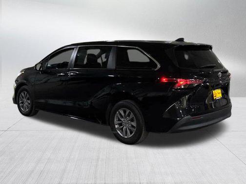 2022 Toyota Sienna XLE 8 Passenger