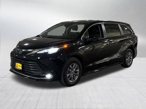 2022 Toyota Sienna XLE 8 Passenger