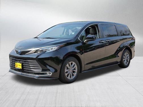 2022 Toyota Sienna XLE 8 Passenger
