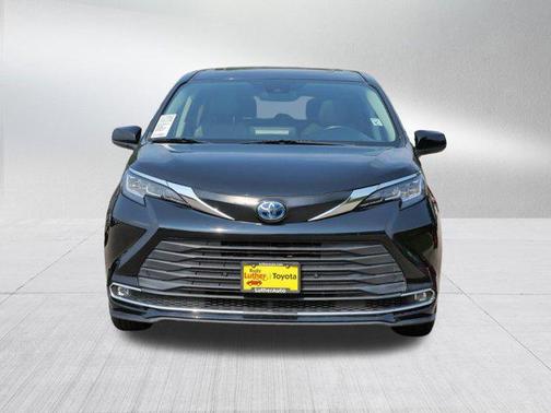 2022 Toyota Sienna XLE 8 Passenger