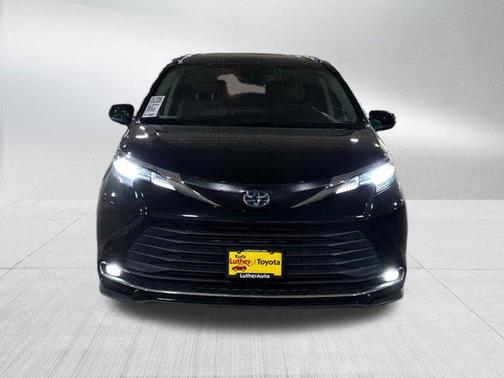 2022 Toyota Sienna XLE 8 Passenger
