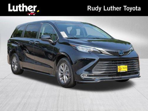 2022 Toyota Sienna XLE 8 Passenger