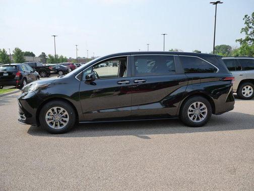 2022 Toyota Sienna XLE 8 Passenger
