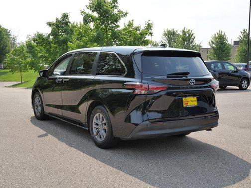 2022 Toyota Sienna XLE 8 Passenger