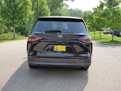 2022 Toyota Sienna XLE 8 Passenger