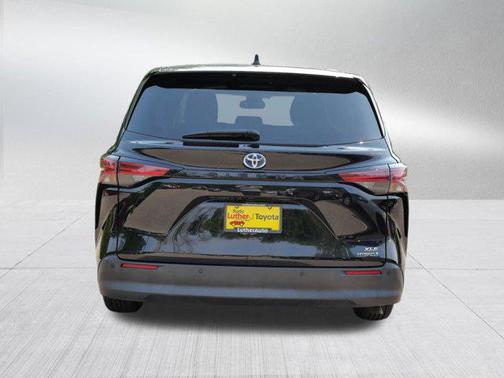 2022 Toyota Sienna XLE 8 Passenger