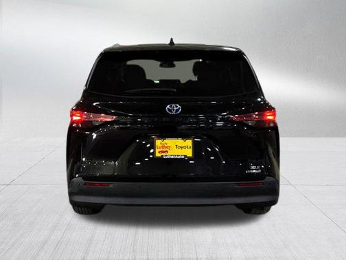 2022 Toyota Sienna XLE 8 Passenger